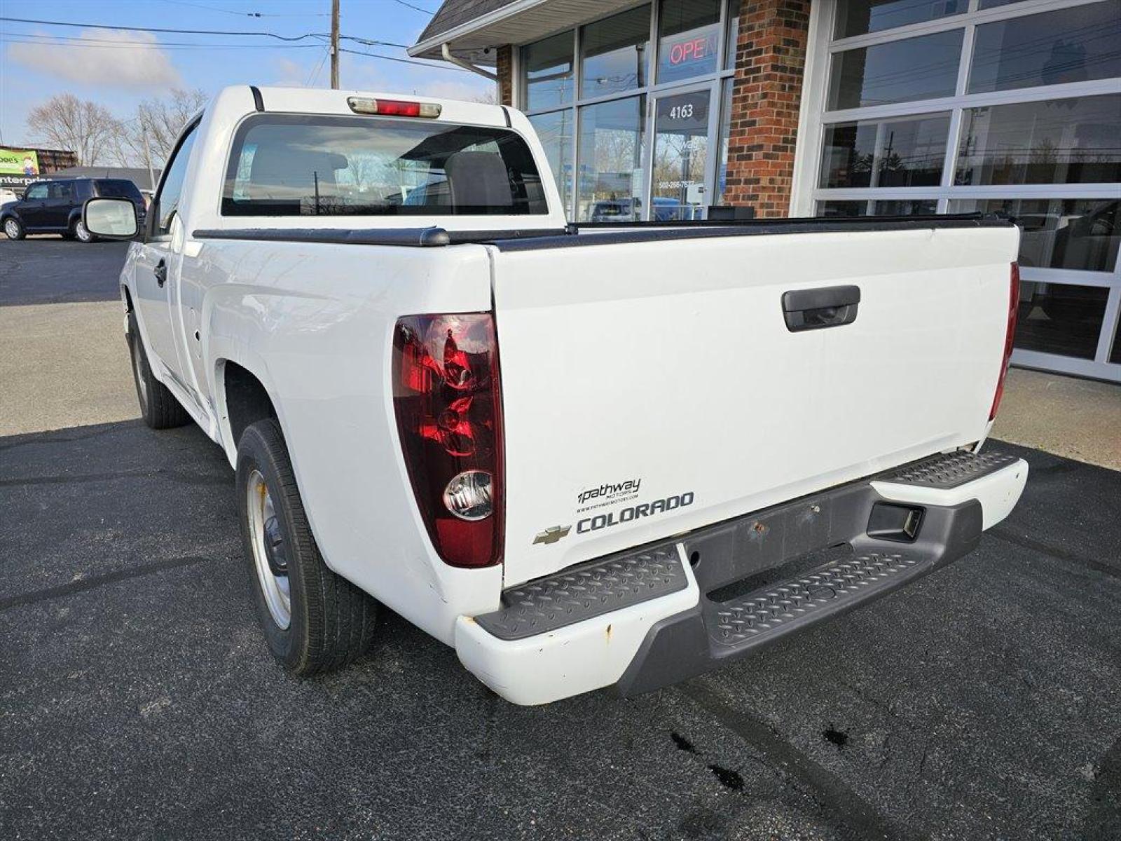 2012 White /Gray Chevrolet Colorado (1GCCSBF91C8) with an 2.9l I-4 SFI 2.9l engine, Auto transmission, located at 4163 Bardstown Rd, Louisville, KY, 40218, (502) 266-7677, 38.189991, -85.642418 - Photo #8