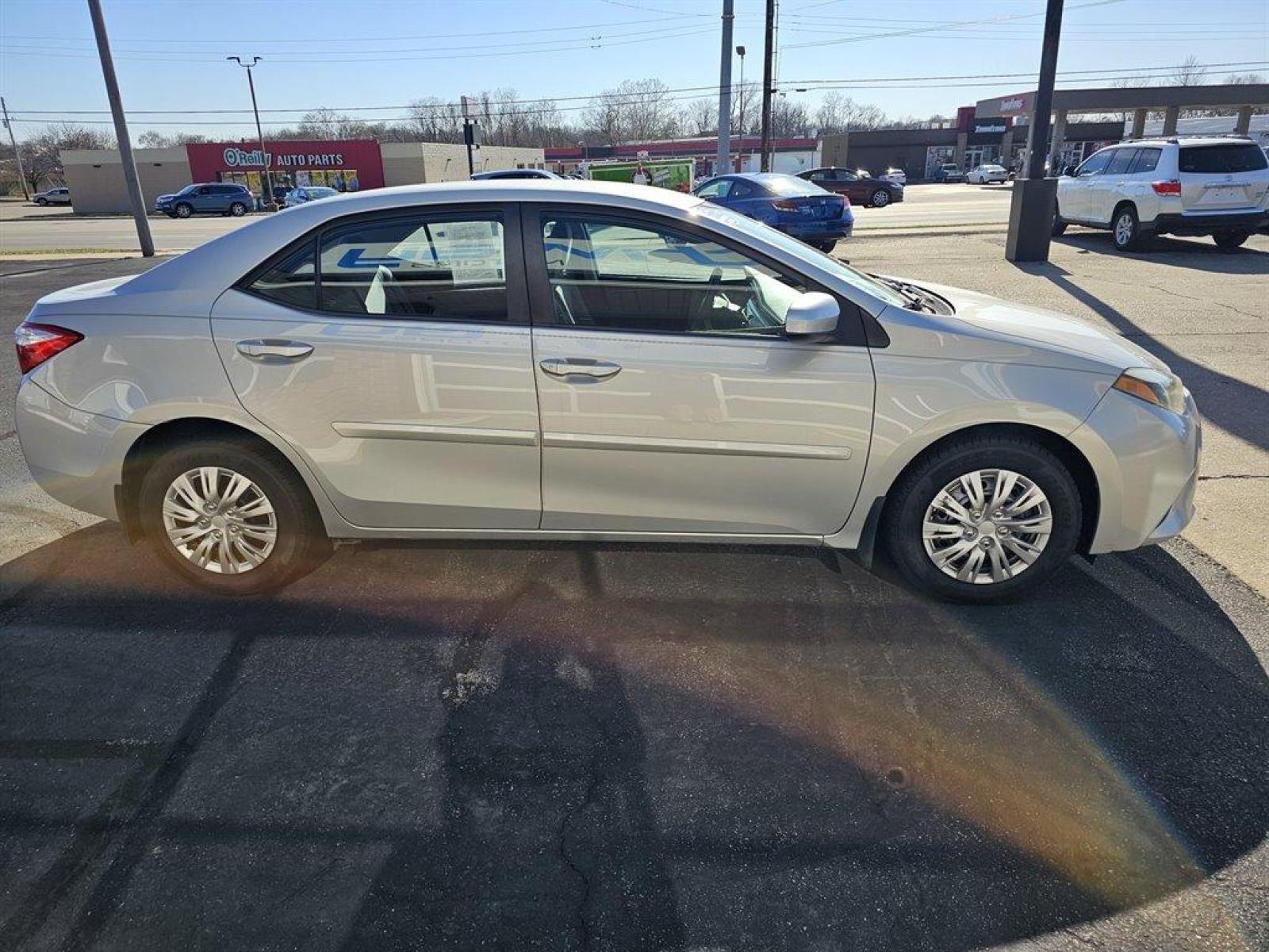 2015 Silver /Gray Toyota Corolla (2T1BURHE9FC) with an 1.8l I-4 EFI Dohc 1.8l engine, Auto transmission, located at 4163 Bardstown Rd, Louisville, KY, 40218, (502) 266-7677, 38.189991, -85.642418 - Photo #4