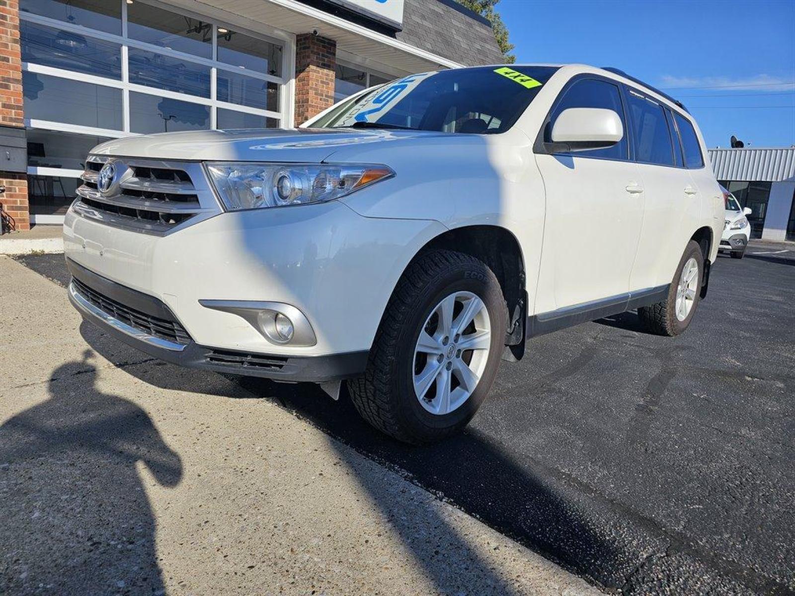 2013 White /Tan Toyota Highlander (5TDBK3EH9D5) with an 3.5l V6 SFI Dohc 3.5l engine, Auto transmission, located at 4163 Bardstown Rd, Louisville, KY, 40218, (502) 266-7677, 38.189991, -85.642418 - Photo #0
