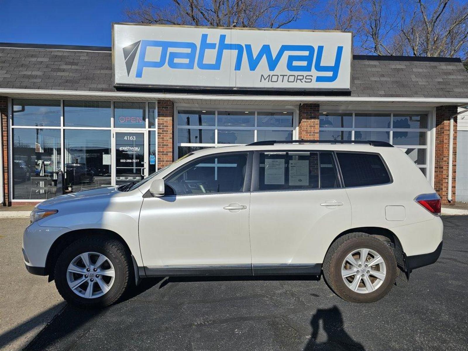 2013 White /Tan Toyota Highlander (5TDBK3EH9D5) with an 3.5l V6 SFI Dohc 3.5l engine, Auto transmission, located at 4163 Bardstown Rd, Louisville, KY, 40218, (502) 266-7677, 38.189991, -85.642418 - Photo #1