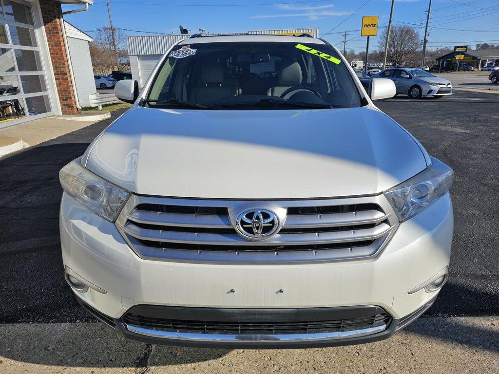2013 White /Tan Toyota Highlander (5TDBK3EH9D5) with an 3.5l V6 SFI Dohc 3.5l engine, Auto transmission, located at 4163 Bardstown Rd, Louisville, KY, 40218, (502) 266-7677, 38.189991, -85.642418 - Photo #2