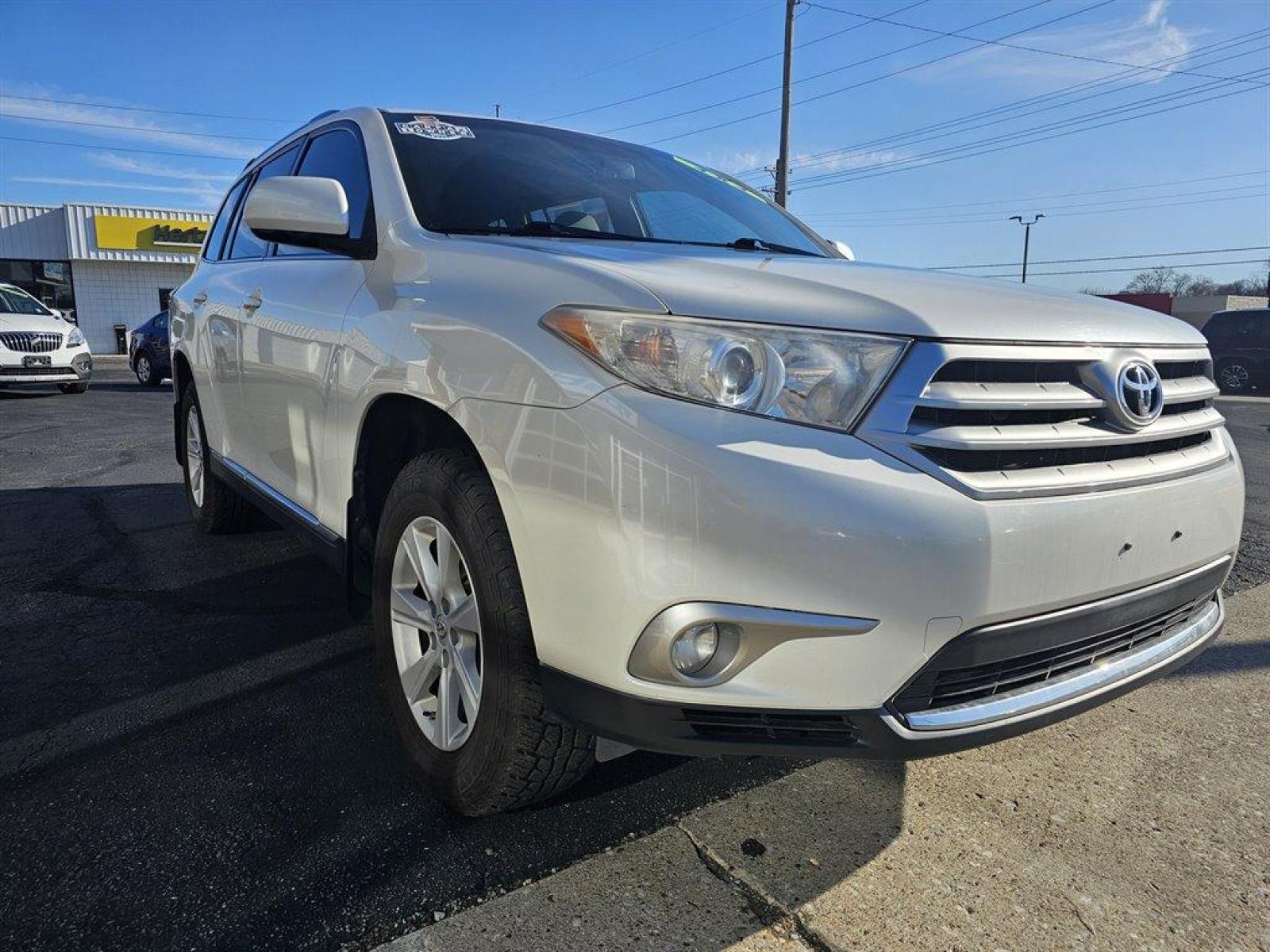 2013 White /Tan Toyota Highlander (5TDBK3EH9D5) with an 3.5l V6 SFI Dohc 3.5l engine, Auto transmission, located at 4163 Bardstown Rd, Louisville, KY, 40218, (502) 266-7677, 38.189991, -85.642418 - Photo #3