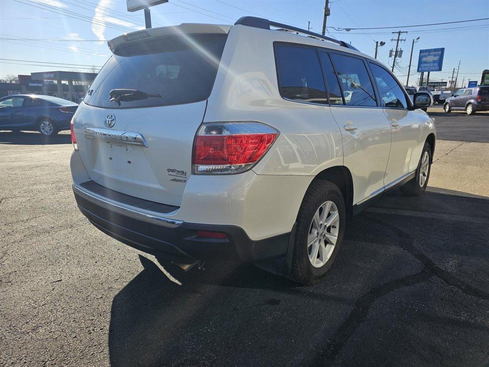 2013 White /Tan Toyota Highlander (5TDBK3EH9D5) with an 3.5l V6 SFI Dohc 3.5l engine, Auto transmission, located at 4163 Bardstown Rd, Louisville, KY, 40218, (502) 266-7677, 38.189991, -85.642418 - Photo #5