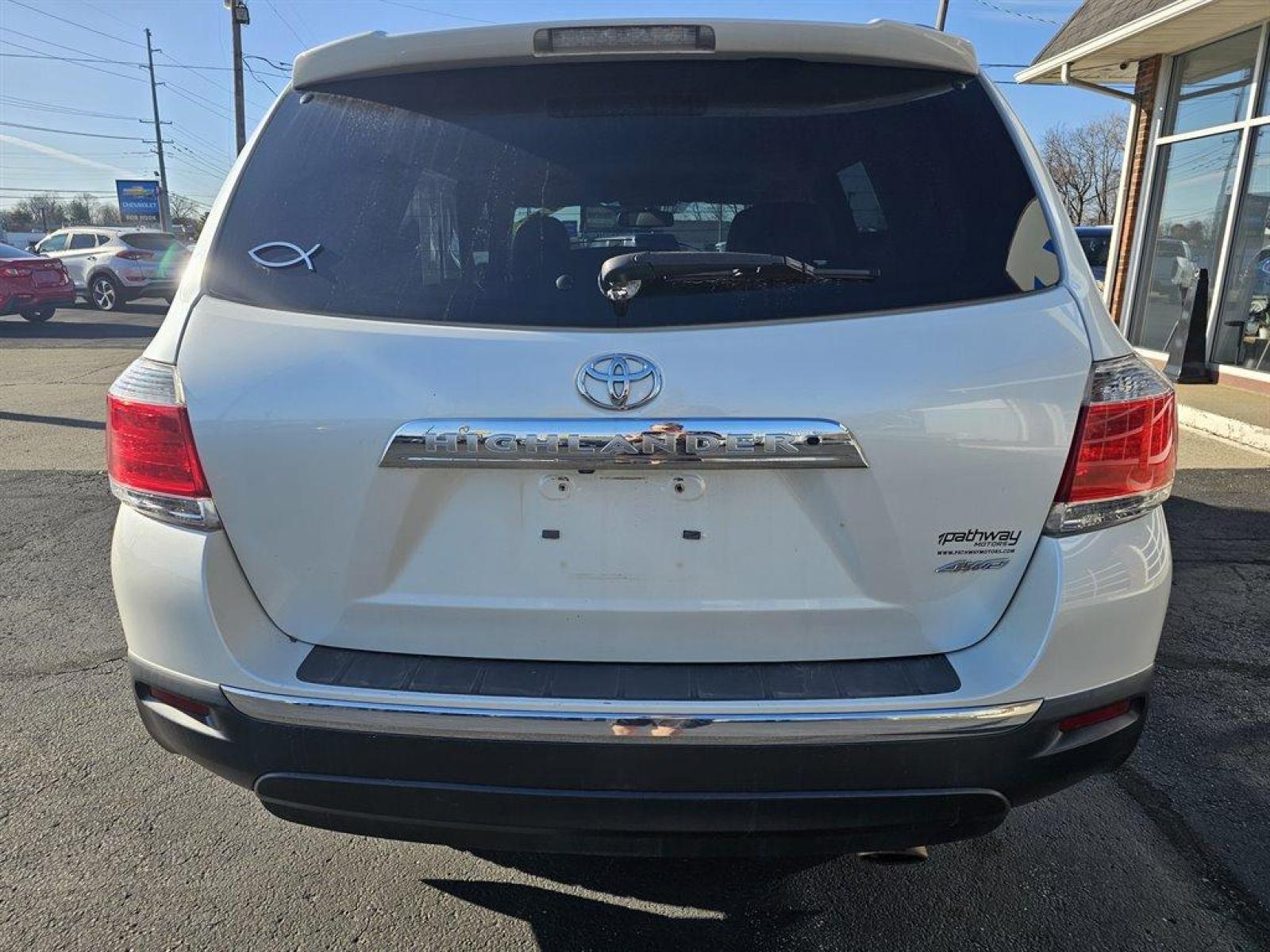 2013 White /Tan Toyota Highlander (5TDBK3EH9D5) with an 3.5l V6 SFI Dohc 3.5l engine, Auto transmission, located at 4163 Bardstown Rd, Louisville, KY, 40218, (502) 266-7677, 38.189991, -85.642418 - Photo #6