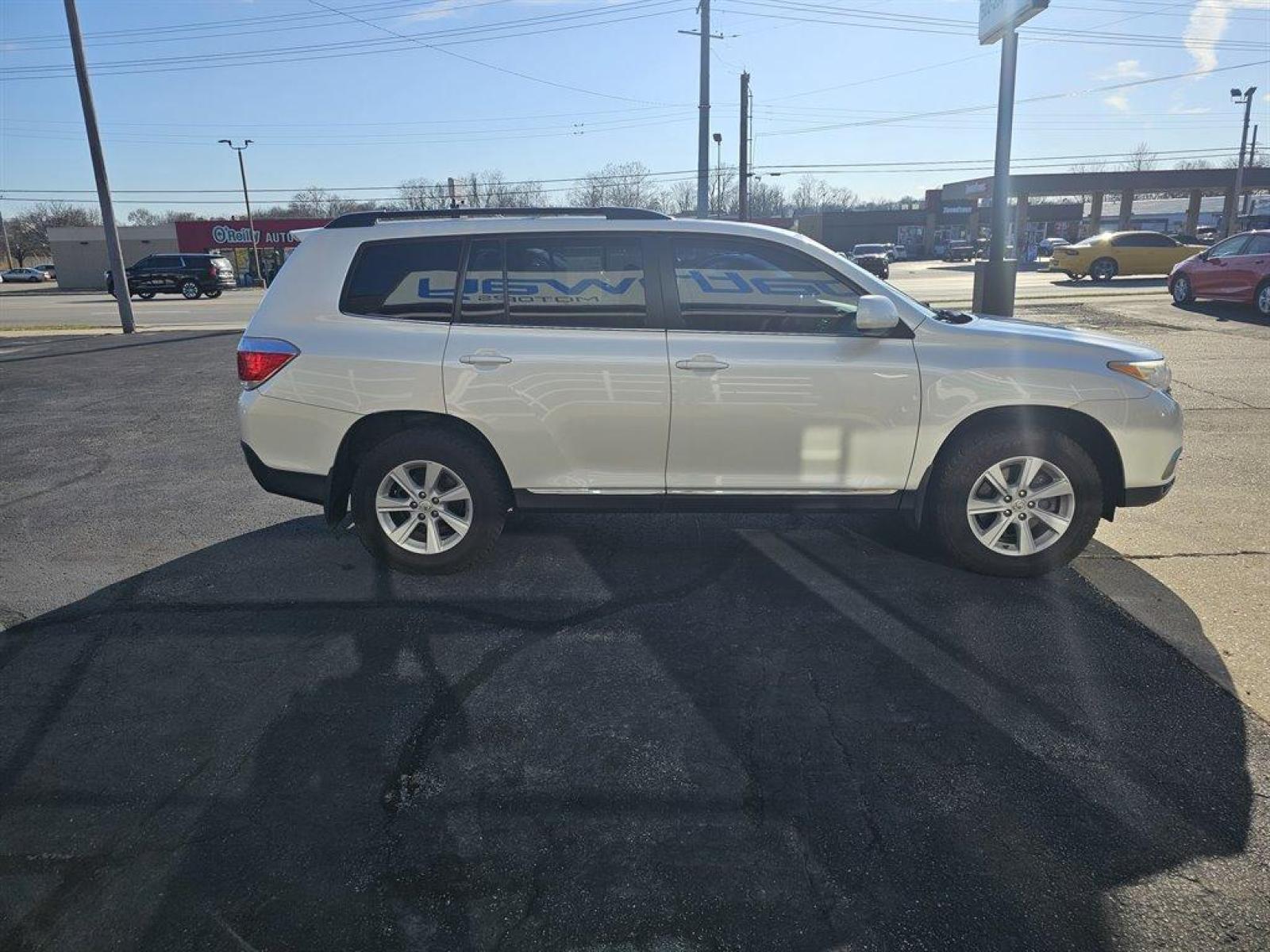 2013 White /Tan Toyota Highlander (5TDBK3EH9D5) with an 3.5l V6 SFI Dohc 3.5l engine, Auto transmission, located at 4163 Bardstown Rd, Louisville, KY, 40218, (502) 266-7677, 38.189991, -85.642418 - Photo #4