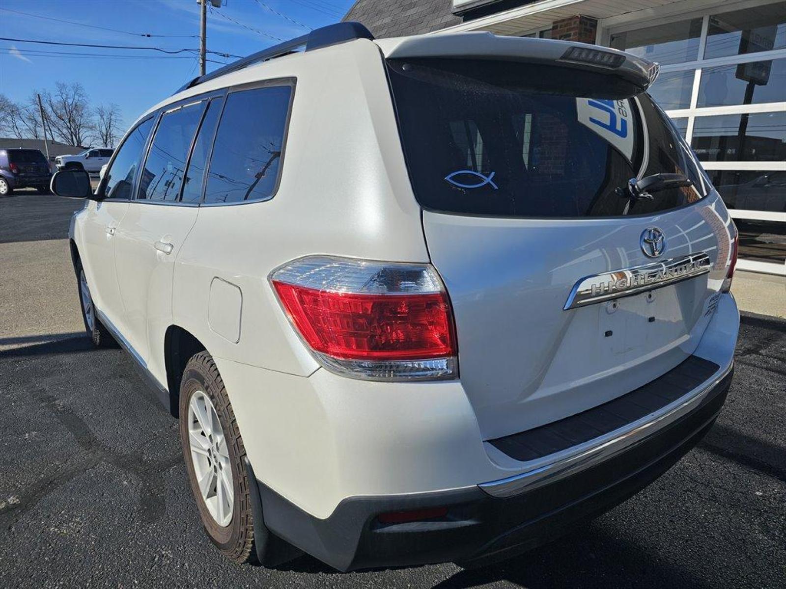 2013 White /Tan Toyota Highlander (5TDBK3EH9D5) with an 3.5l V6 SFI Dohc 3.5l engine, Auto transmission, located at 4163 Bardstown Rd, Louisville, KY, 40218, (502) 266-7677, 38.189991, -85.642418 - Photo #7